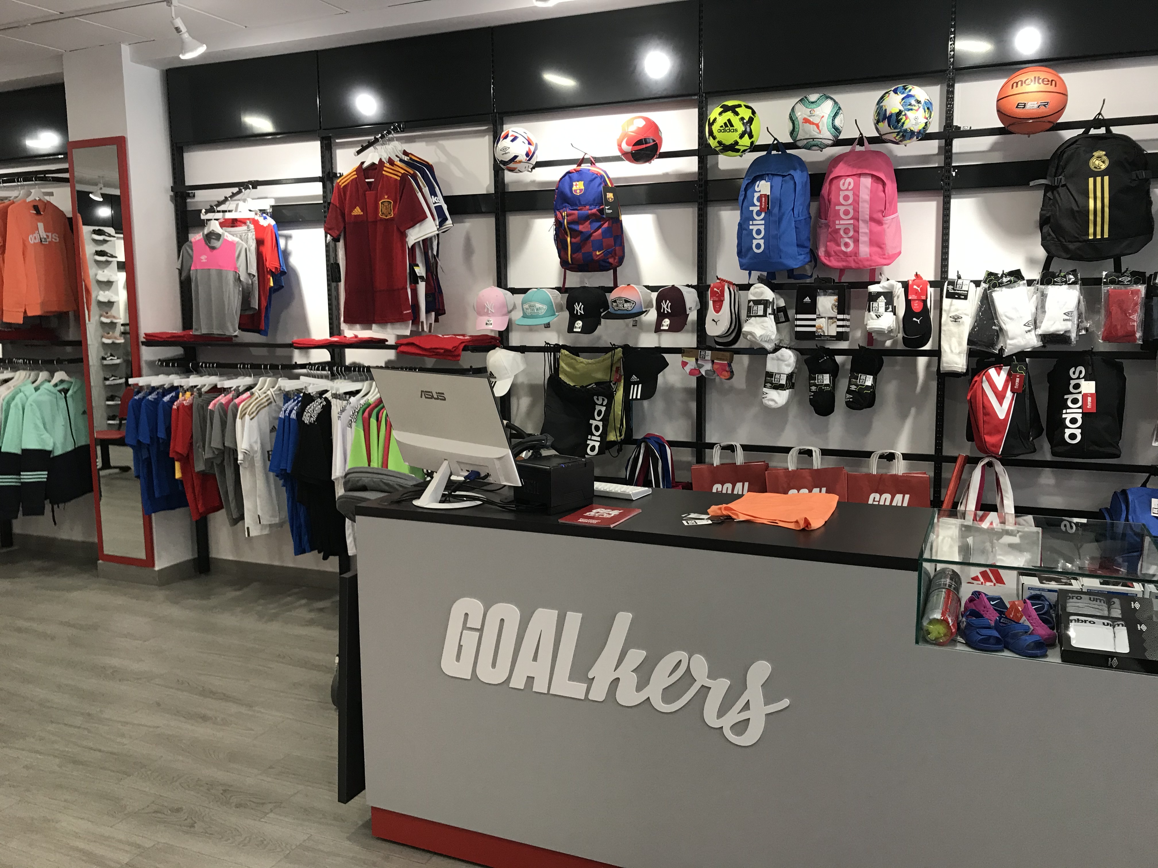 Interior de una tienda GOALkers de Grupo Anzamar